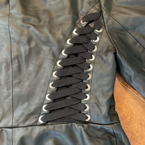 Venus Faux Leather jacket with tied back and ruffle bottom M - Picture 5 of 6